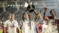 Universitario celebrando el tricampeonato nacional.
