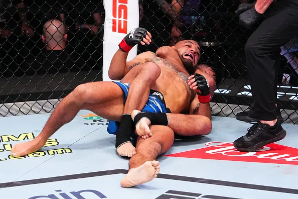 ‘Soncora’ aplicando un ‘Mataleón’ a Miles en UFC. (Foto: UFC)