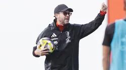 Manuel Barreto dando órdenes.