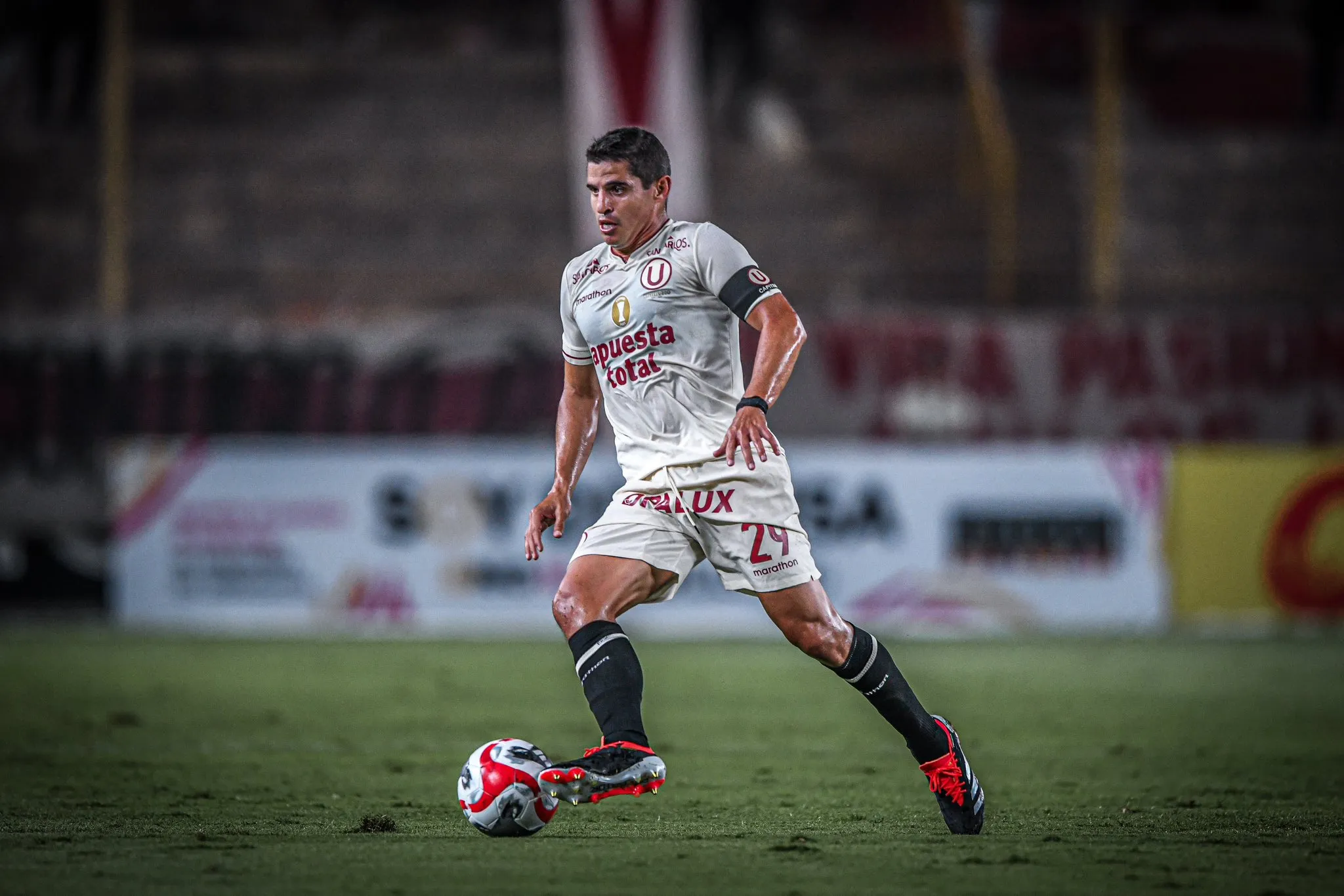 Aldo Corzo iba a cargar contra Hernán Barcos. (Foto: X).