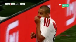 Álex Valera besa la camiseta de Perú tras su golazo ante Rusia.