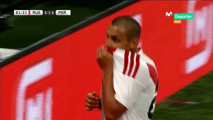 Álex Valera besa la camiseta de Perú tras su golazo ante Rusia.