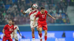 Matías Lazo y Aleksandr Golovin disputando un balón aéreo.