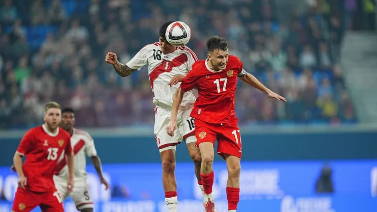 Matías Lazo y Aleksandr Golovin disputando un balón aéreo.