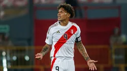Paolo Guerrero con camiseta de Perú.