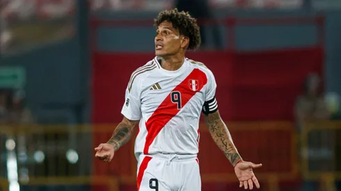 Paolo Guerrero con camiseta de Perú.