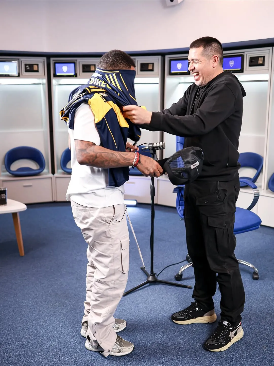 Riquelme poniéndole la camiseta de Boca a Farfán. (Foto: Instagram Jefferson Farfán)