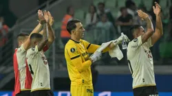 Jugadores de Universitario saludando al público.