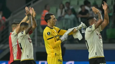 Jugadores de Universitario saludando al público.