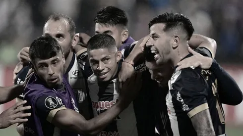Jugadores de Alianza Lima abrazados.