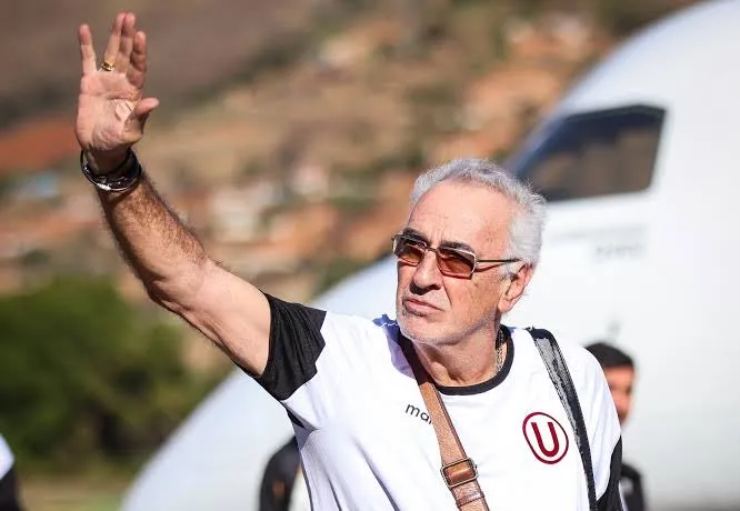 Jorge Fossati saludando en Universitario. (Foto: X).