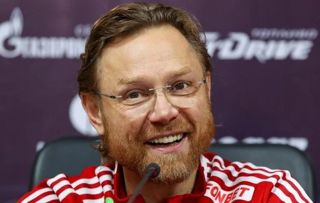 Valeri Karpin cargó contra la Selección Peruana. (Foto: X).