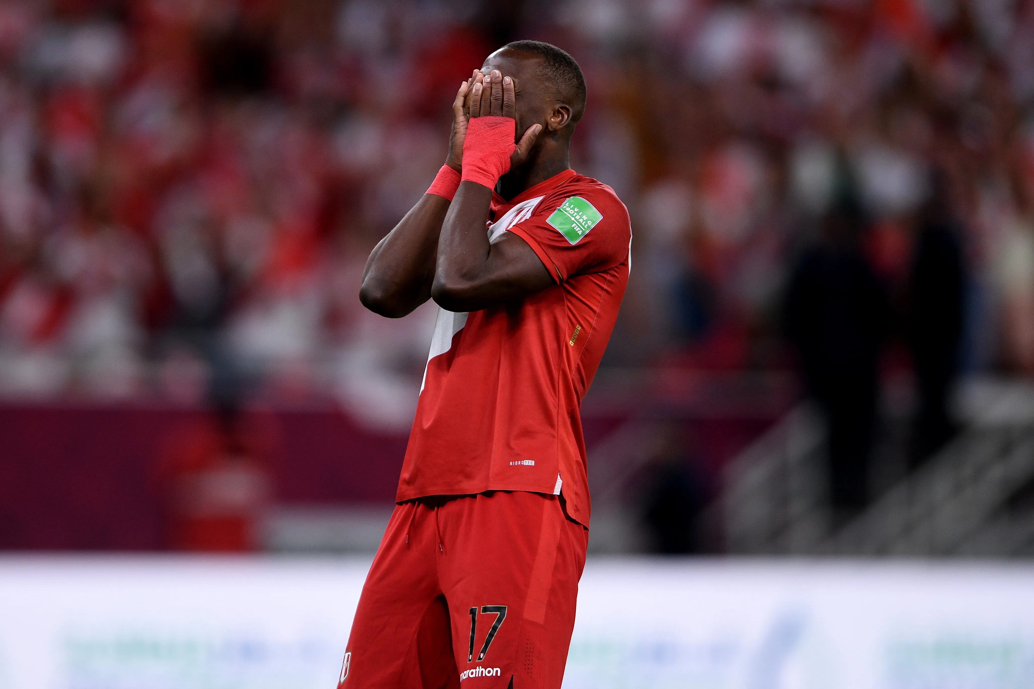 Luis Advíncula después de fallar contra Australia. (Photo by Joe Allison/Getty Images)