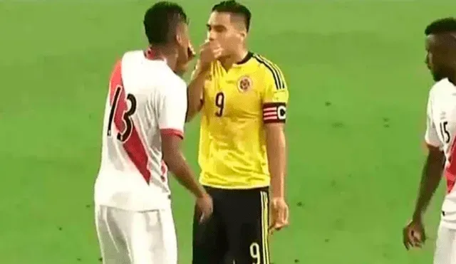 Renato Tapia y Radamel Falcao conversando en la cancha. (Foto: X).