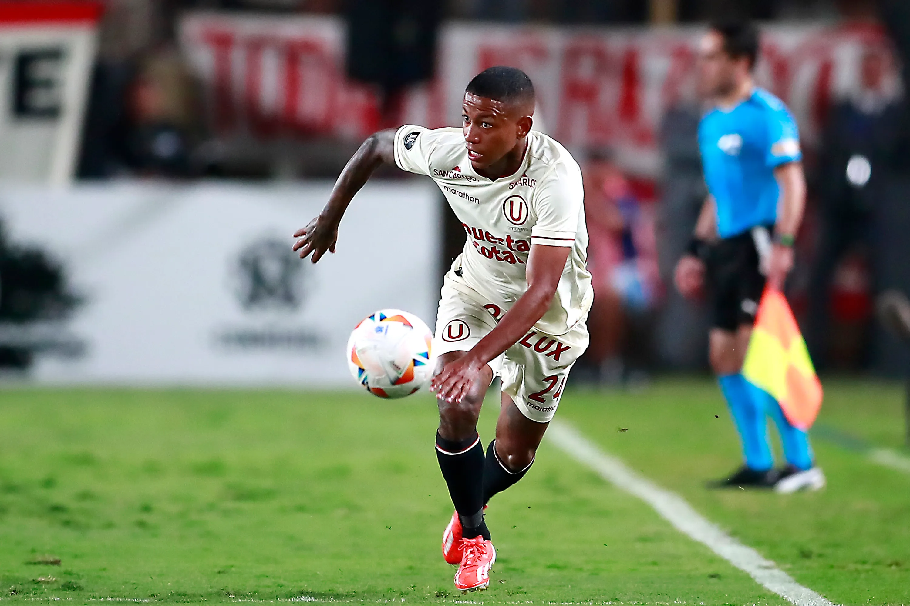 Andy Polo jugando en Universitario la Copa Libertadores. (Photo by Daniel Apuy/Getty Images)