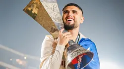 Rodrigo Ureña con la Copa de la Liga 1.