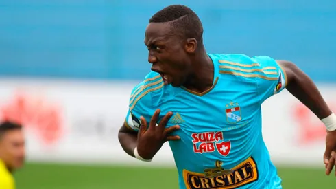Luis Advíncula con camiseta de Sporting Cristal.
