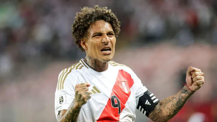 Paolo Guerrero con camiseta de Perú.