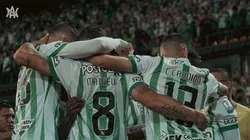 Jugadores de Atlético Nacional abrazados.