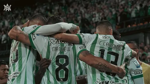 Jugadores de Atlético Nacional abrazados.
