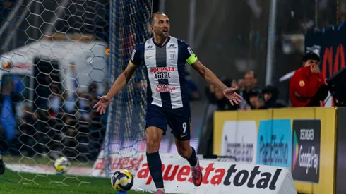 Hernán Barcos con camiseta de Alianza Lima.