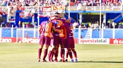 Jugadores de Los Chankas abrazados.