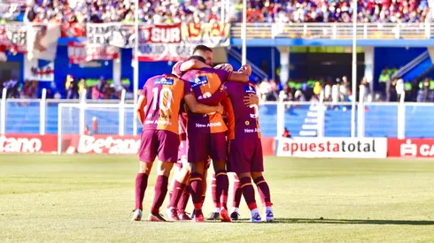 Jugadores de Los Chankas abrazados.