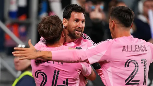 El abrazo de Messi con Silvetti y Allende, todos autores de goles ante FC Cincinnati.