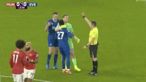 Idrissa Gueye expulsado por pelear con su compañero.