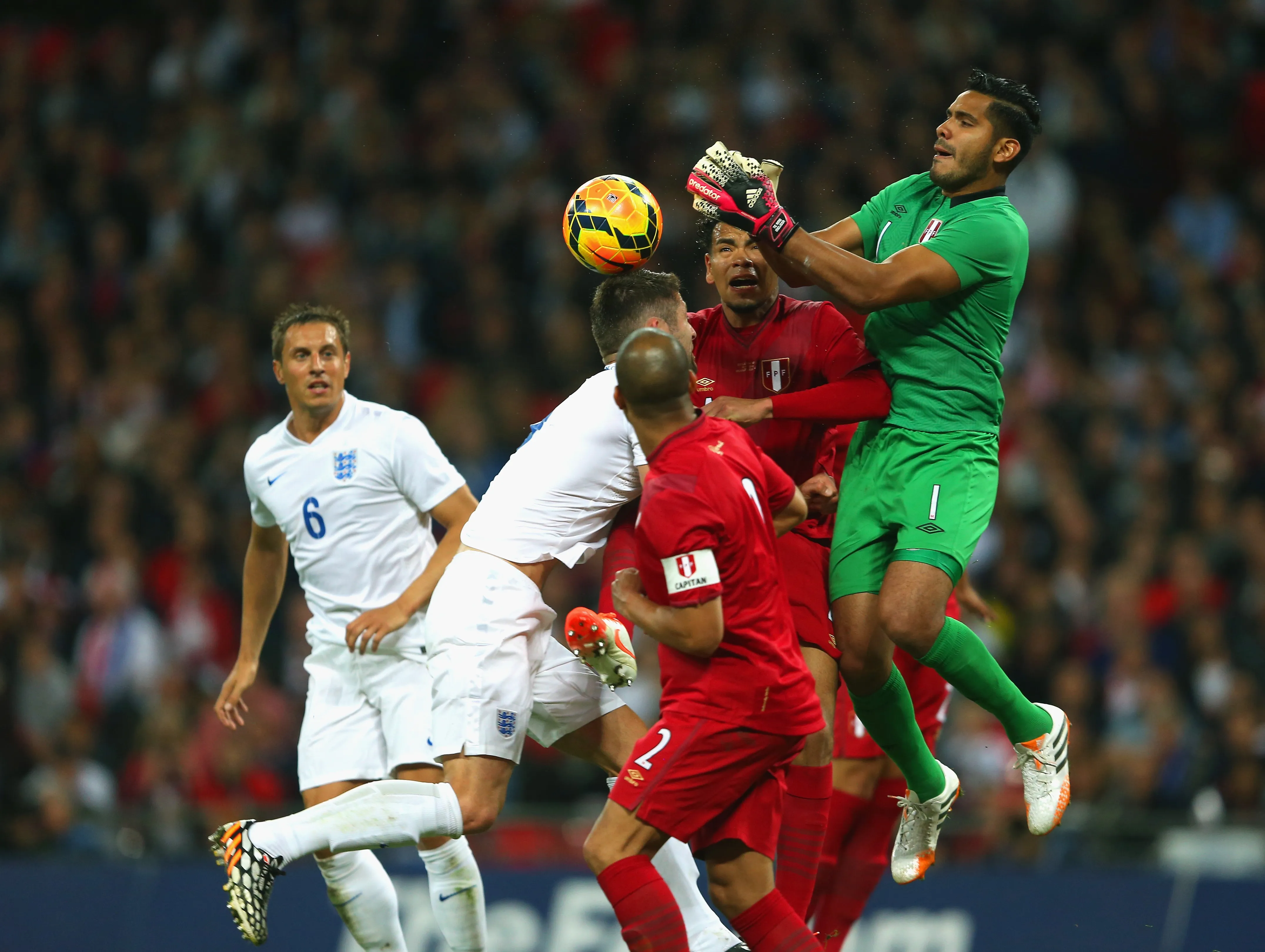 Raúl Fernández frente a Inglaterra (Foto: Getty).