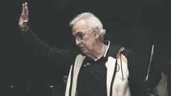 Jorge Fossati saludando.