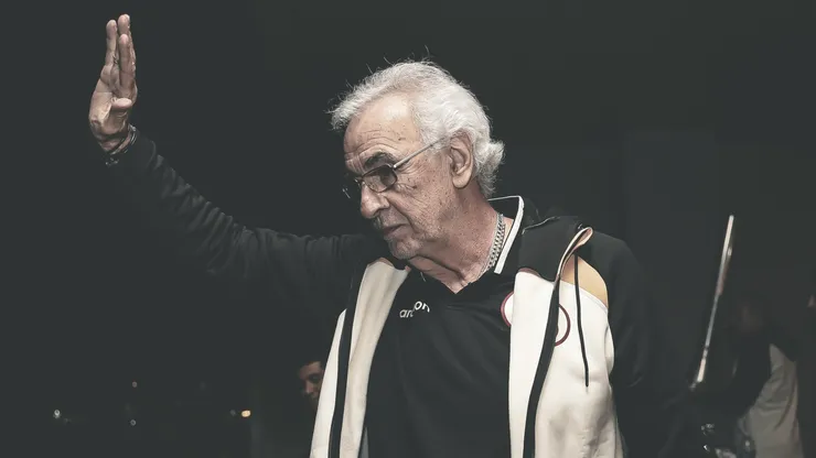 Jorge Fossati saludando.
