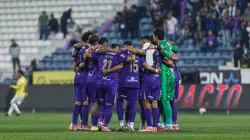 Jugadores de Alianza Lima abrazados.