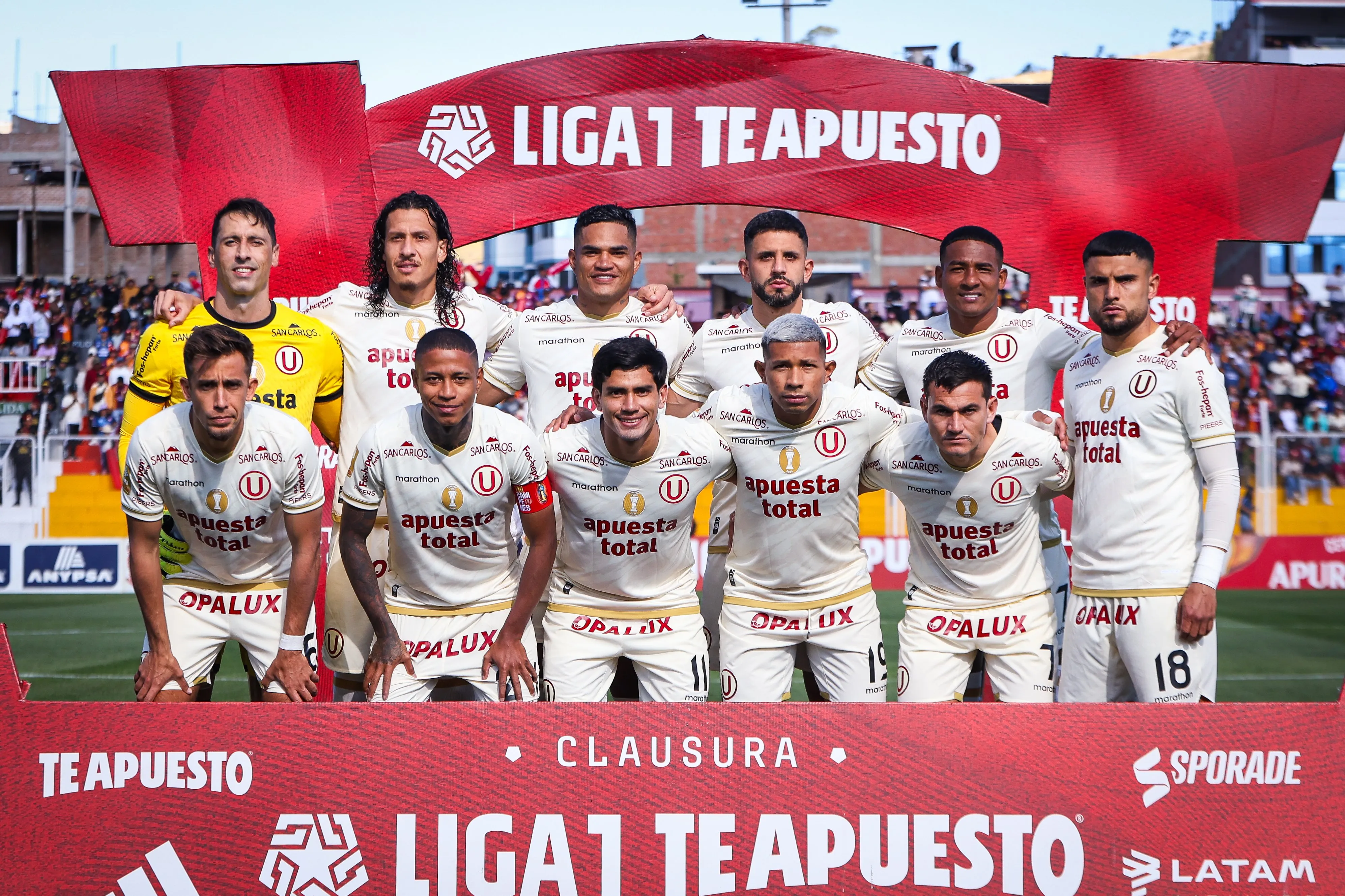 Universitario traería un refuerzo colombiano. (Foto: X).