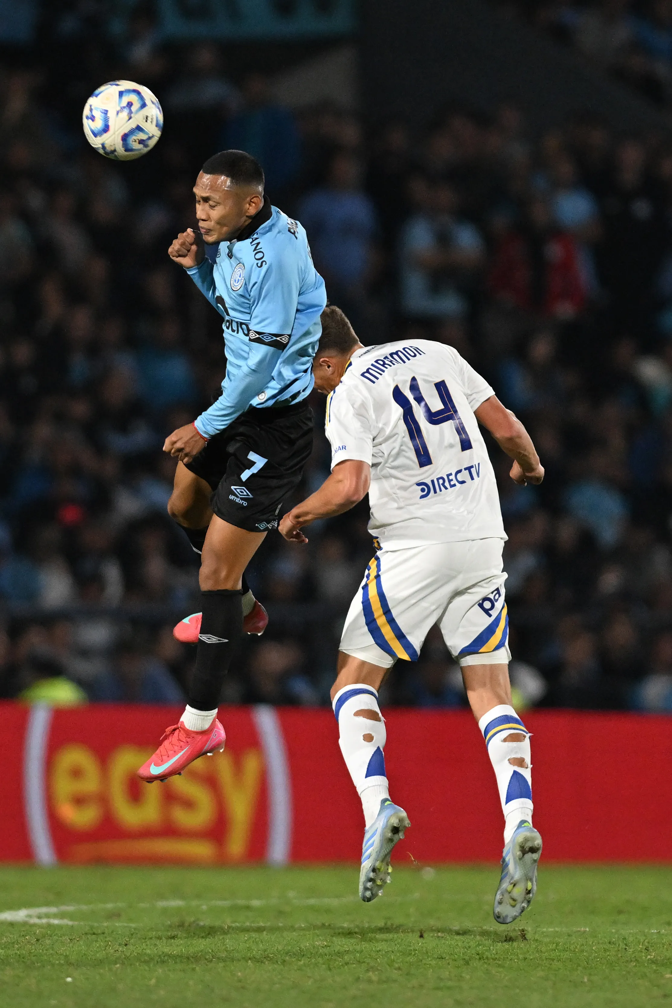 Bryan Reyna enfrentando a Boca Juniors en la Liga Argentina. (Photo by Hernan Cortez/Getty Images)