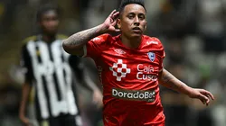 Christian Cueva con camiseta de Cienciano.