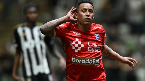 Christian Cueva con camiseta de Cienciano.