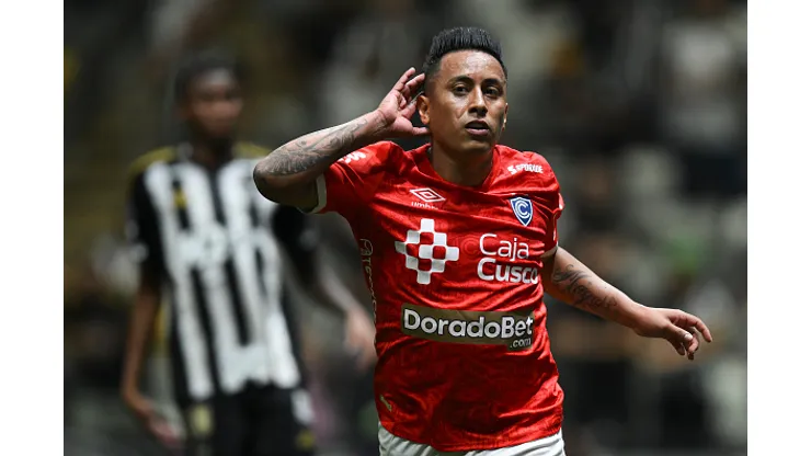 Christian Cueva con camiseta de Cienciano.