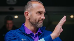 Hernán Barcos saludando.