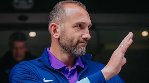 Hernán Barcos saludando.