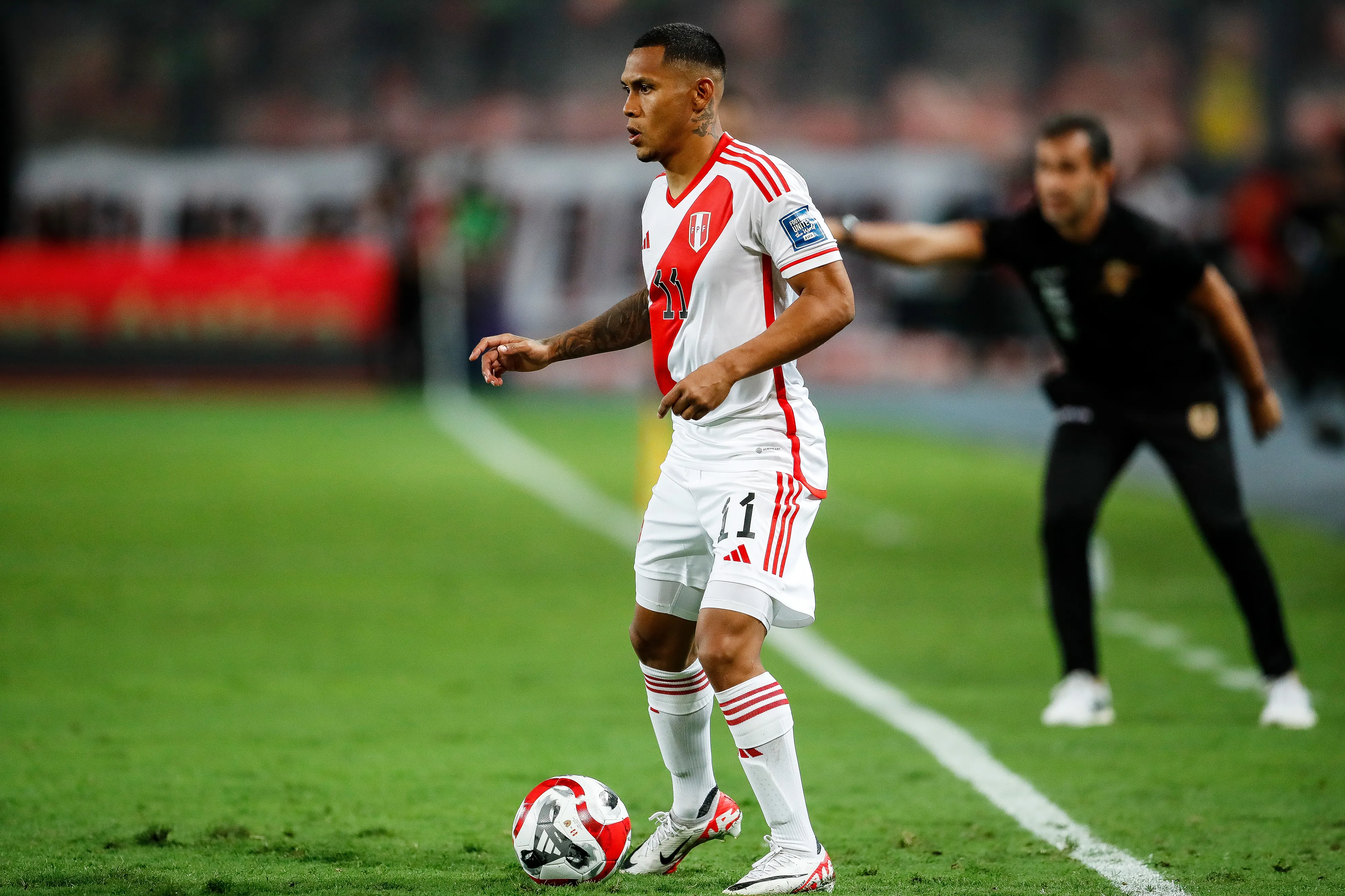Bryan Reyna jugando en la Selección Peruana por las Eliminatorias Sudamericanas. (Photo by Daniel Apuy/Getty Images)