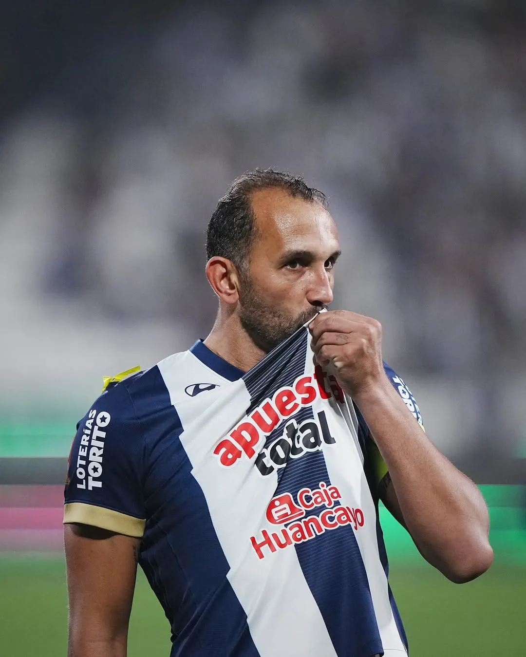 Hernán Barcos besando el escudo de Alianza Lima. (Foto: Liga 1)