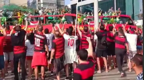 Así se cruzaron hinchas de Palmeiras con los de Flamengo en Miraflores.