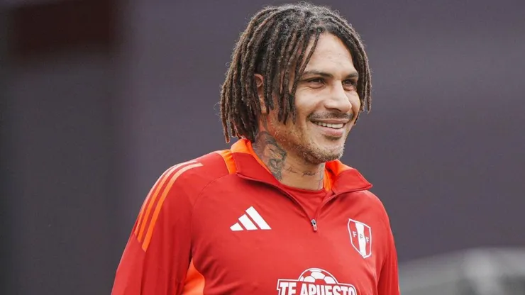 Paolo Guerrero entrenando con Perú.