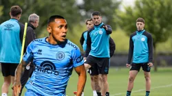 Bryan Reyna y detrás jugadores de Belgrano.