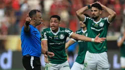 Jugadores de Palmeiras reclamándole al árbitro.