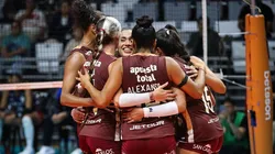 Universitario celebrando.