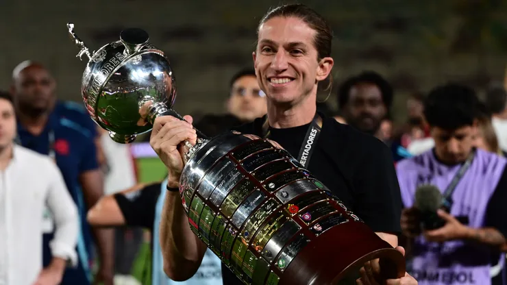 Filipe Luis con la Copa Libertadores.