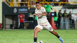 Álex Valera con camiseta de Universitario.