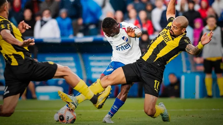 El remate de Ebere para el título de Nacional ante Peñarol.
